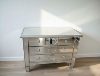 Mirrored 3-Drawer Chest / Dresser