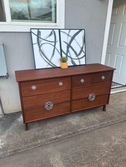 Nice unique vintage solid wood 6 drawer dresser