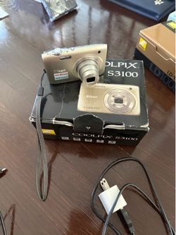Working Nikon COOLPIX S3100 14MP Digital Camera Silver with charging cord plus