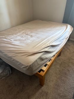 Queen mattress no head board wooden frame