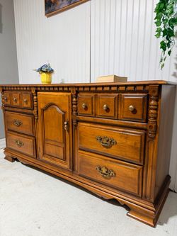 Large dresser// Comoda larga