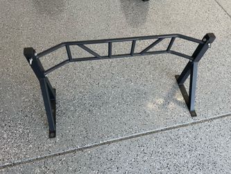 Wall mounted pull up bar