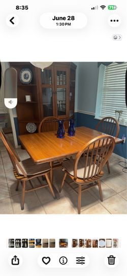 Mission Style Hutch w/ two corner shelves ( removable) w/ 4 !windsor Chairs and leaf
