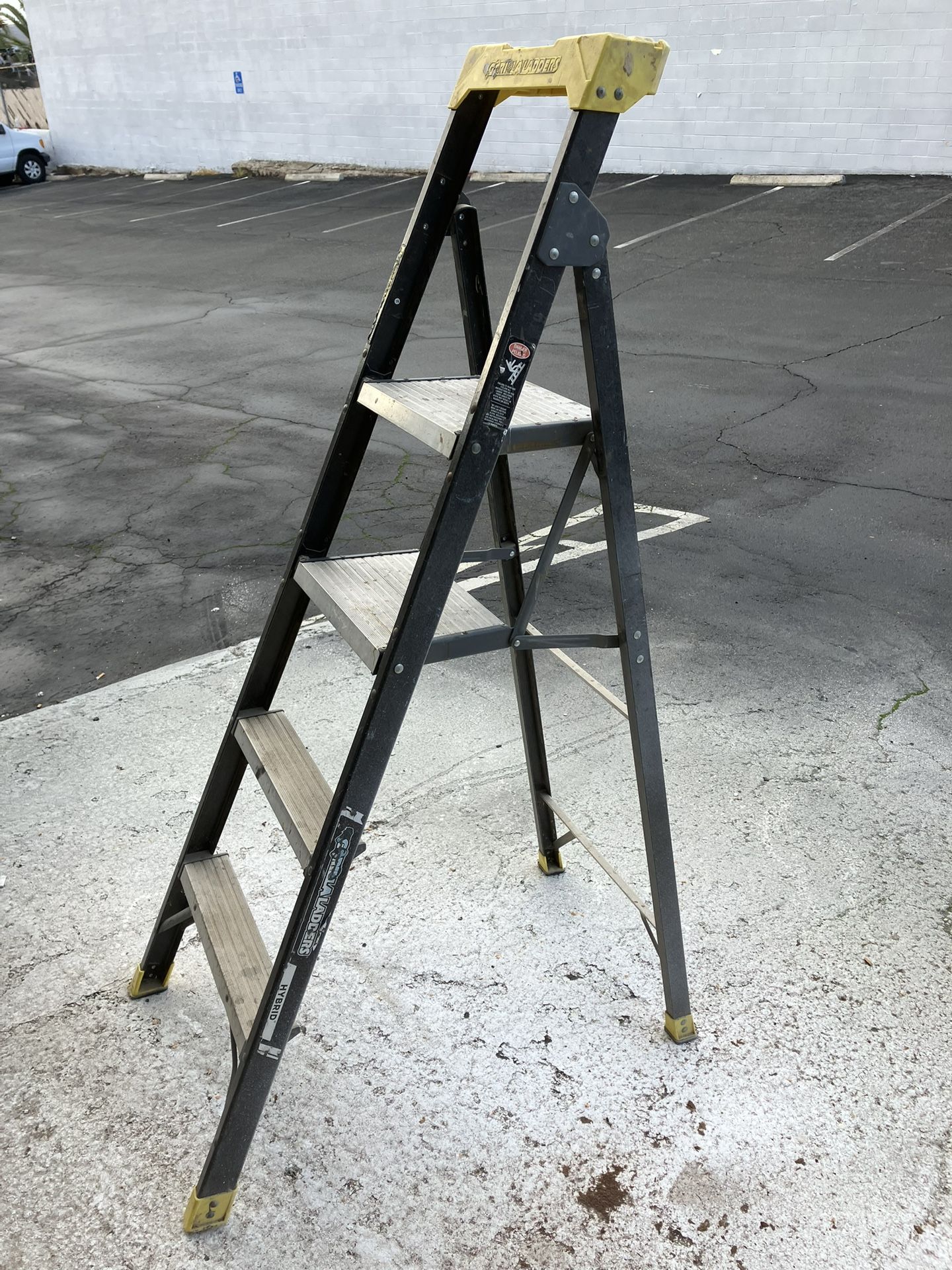 Gorilla 5.5 ft fiberglass platform ladder