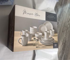 BRAND NEW Maison home dinnerware set