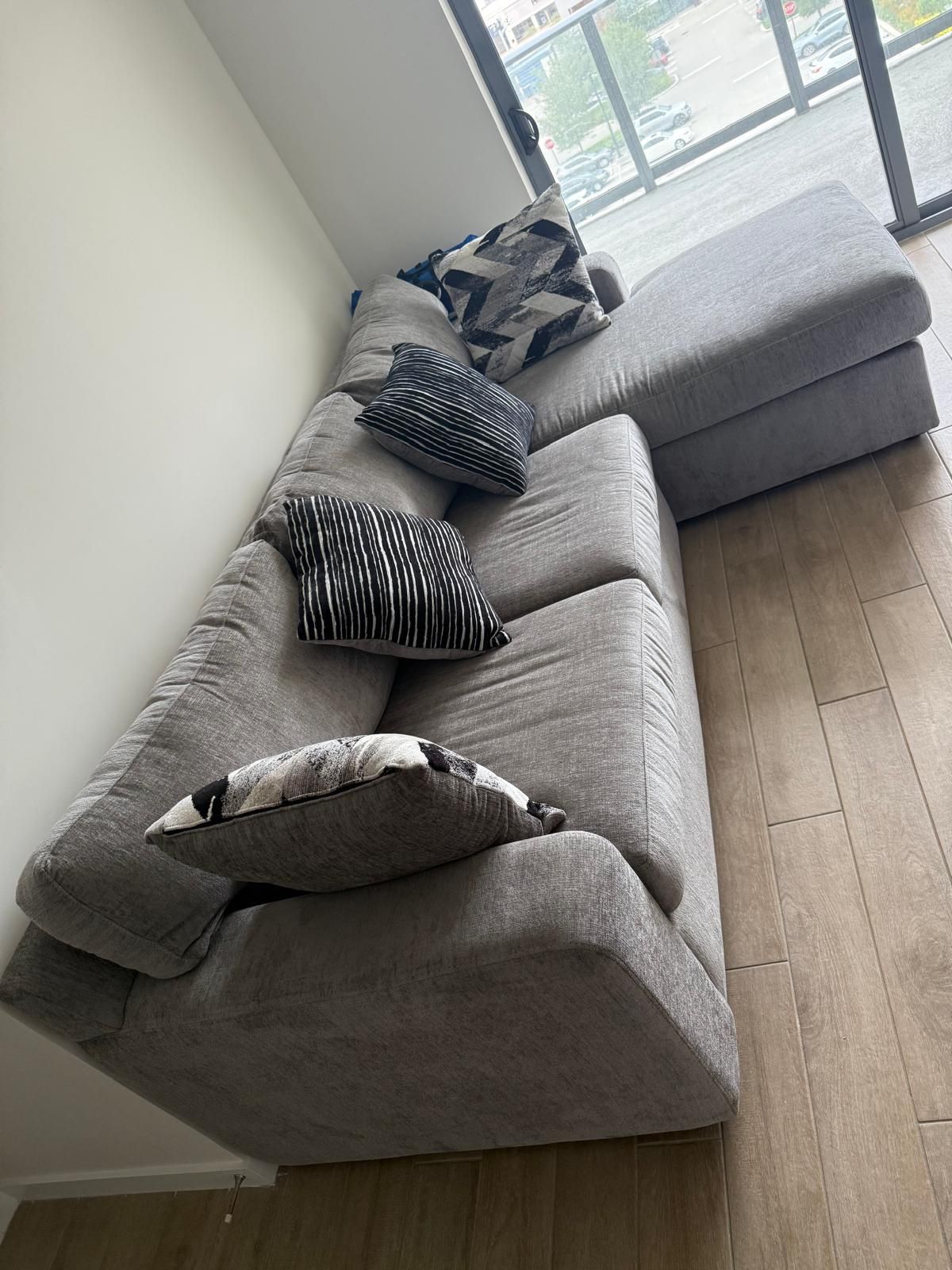 Two Part Sectional Couch In Gray / Sofá seccional de dos piezas en color gris