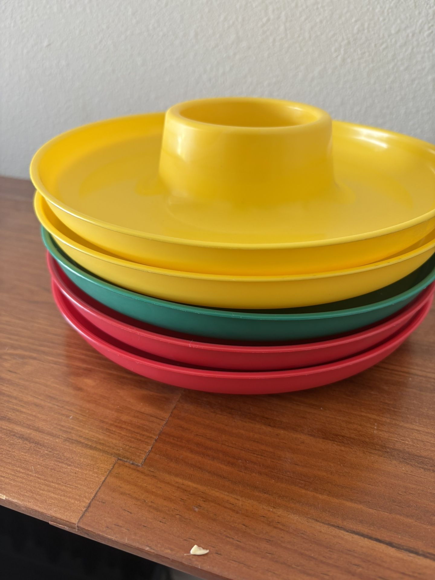 Great Plate Food and Beverage Plate (5 pieces) in Green, red and yellow