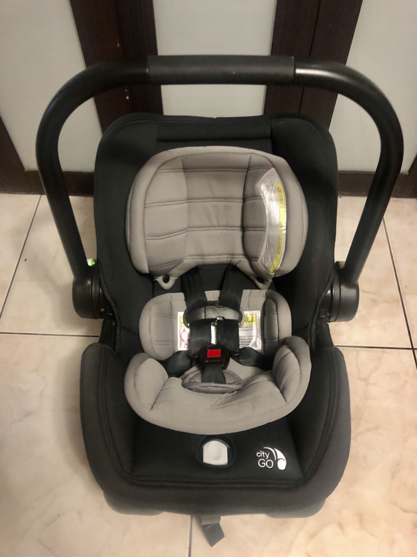 BABY JOGGER CITY CAR SEAT / INFANT CAR SEAT / BABY CAR SEAT / CAR SEAT EXPIRES MARCH /2024