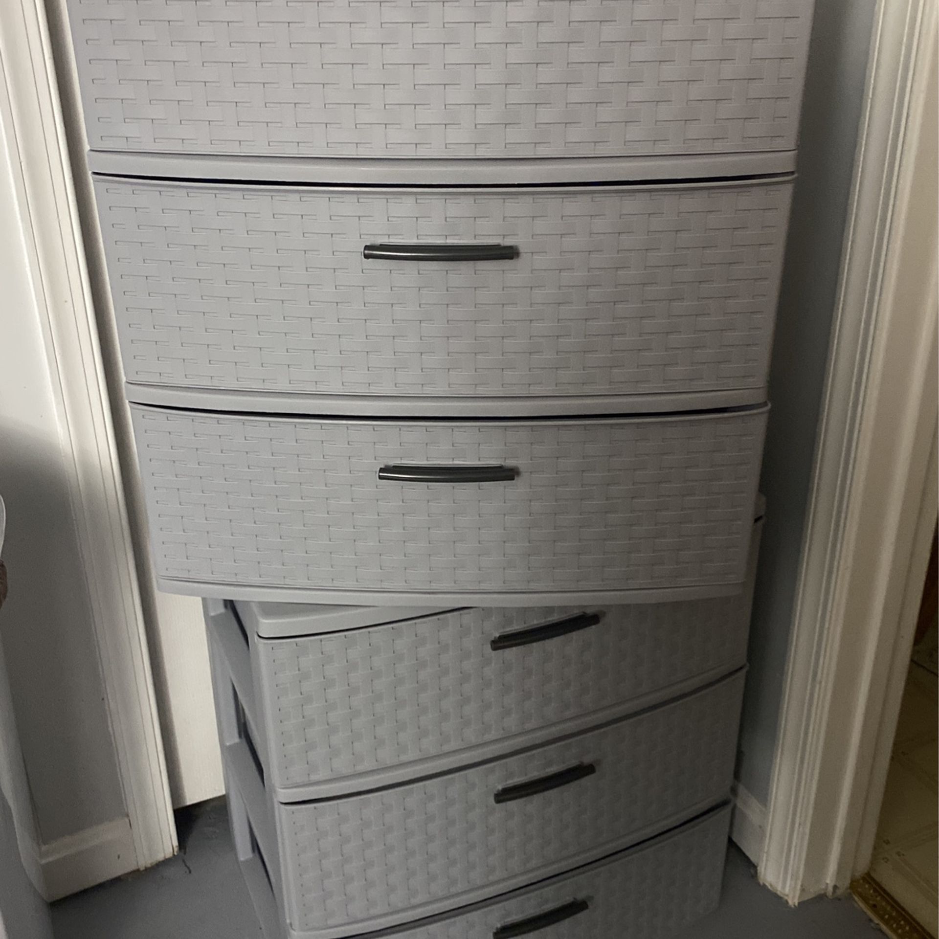 2 Sterilite Dressers 