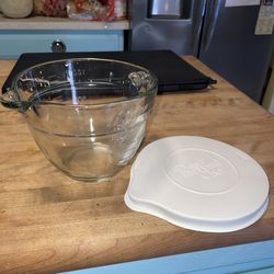 4 cup Pampered Chef measuring cup with lid