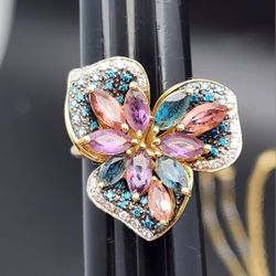 18k Gold Large Beautiful Diamond And Gem Ring.