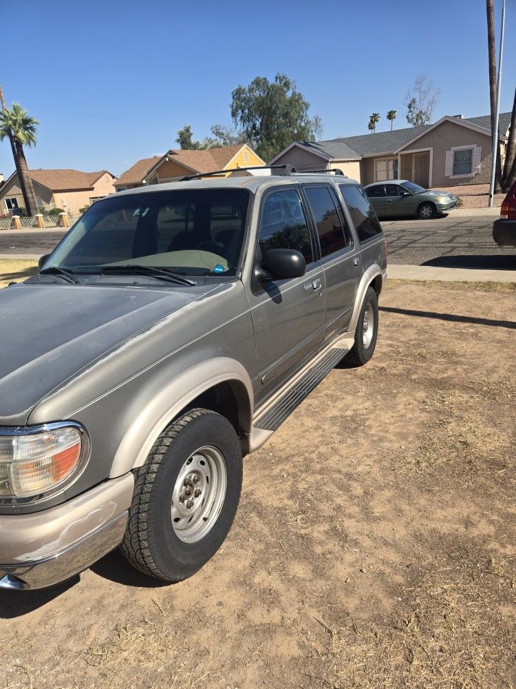 2000 Ford Explorer