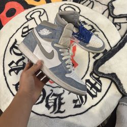 Jordan 1 Hyper Royal