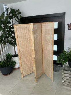 elegant 5 panel bamboo room divider ! $100 delivery 🚚 available!