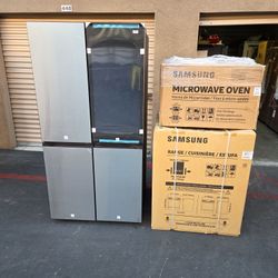 Combo Samsung Bespoke Refrigerator Family Hub And Gas Stove And Microwawe 