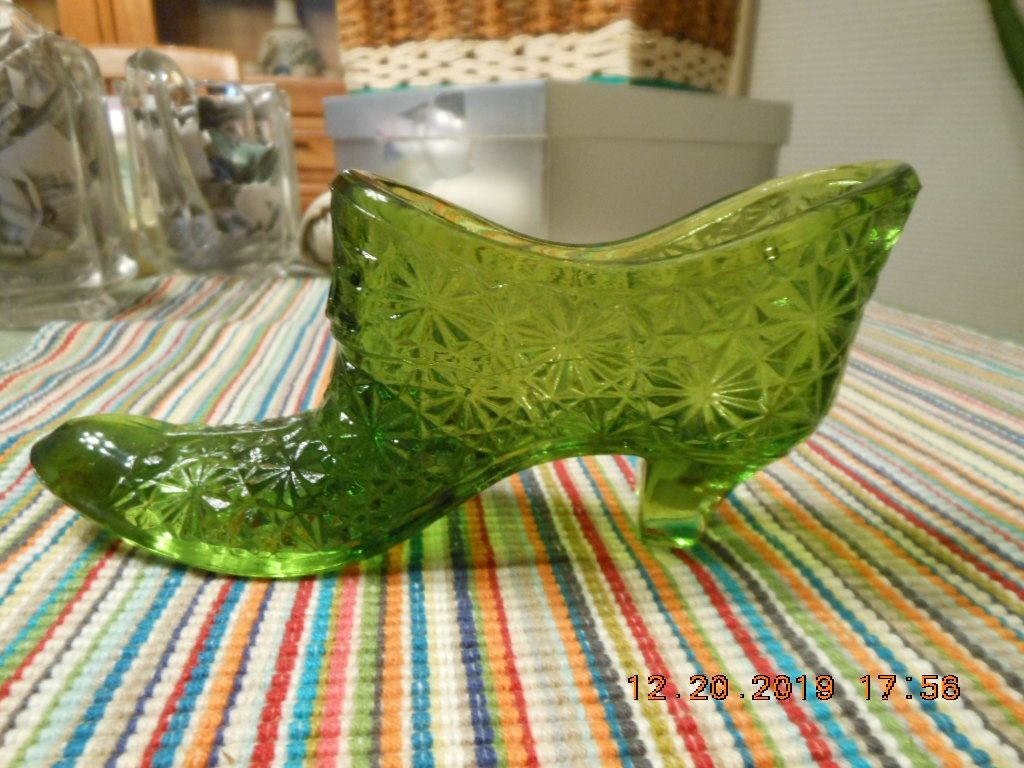 Vintage Fenton Art Green Daisy/Button Pattern slipper/shoe collectible.