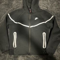 nike tech size medium runs small 