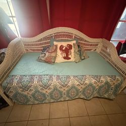Beautiful White Wicker Trundle Day Bed