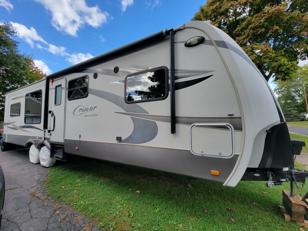 Like New, Luxury, Keystone Cougar High Country M-321RES Camper