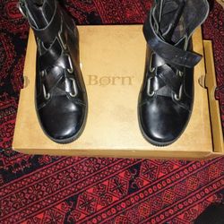 Ladies Size 6. Brand Born Leather Excellent Condition Pickup Only Cash 