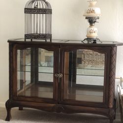 Antique Glass Cabinet. (Cavecreek 101) 