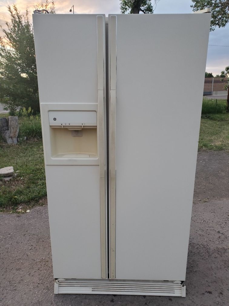 Garage fridge good working conditions