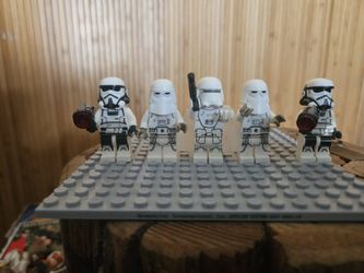 LEGO Star Wars Snow Trooper Squad – 5 Figures

$30
