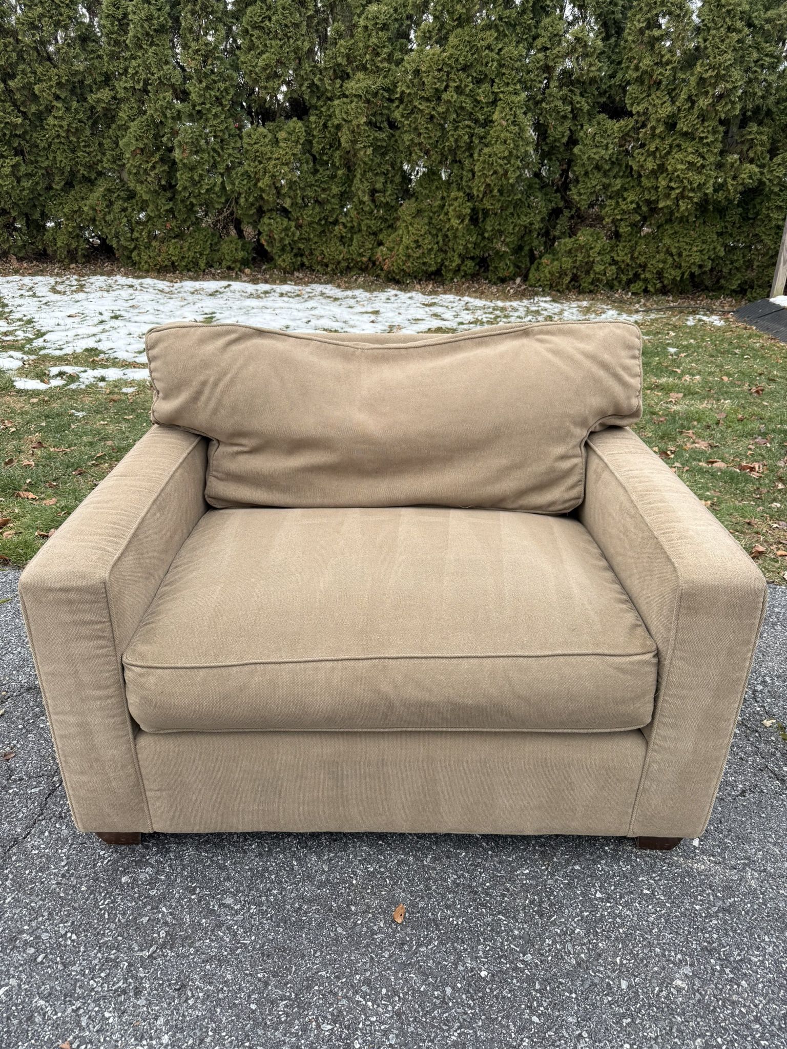 Beautiful Oversized Brown Arm Chair (Delivery Available🚗)