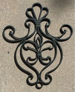Wrought iron wall art scroll features a classic fleur-de-lis design and black powder
