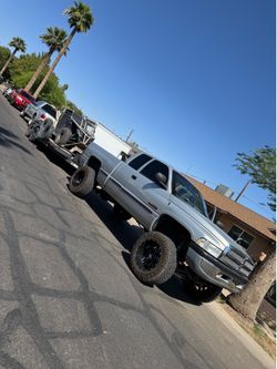 Ram 2500 Cummins 4x4 5 speed trade cambio