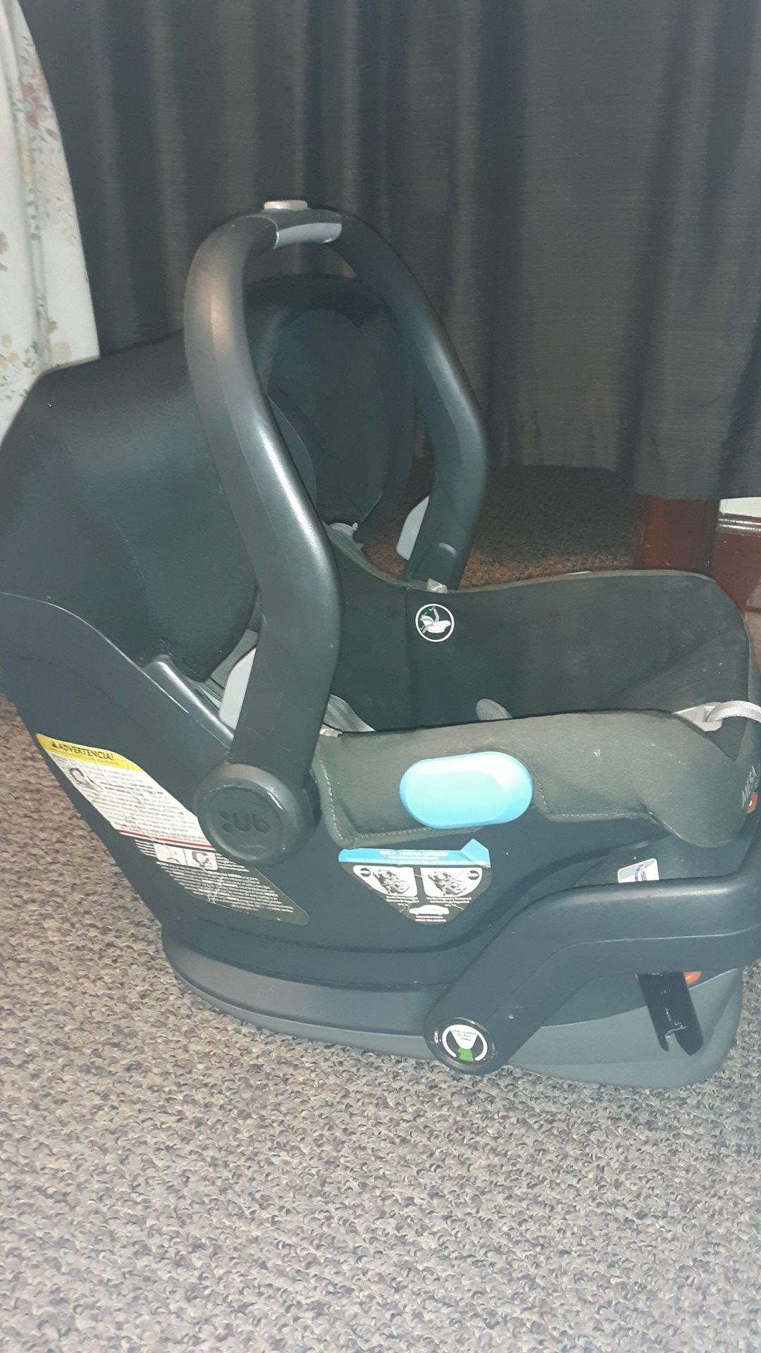 Uppababy Mesa car seat and carrier in great condition only 25$ cost 129.00