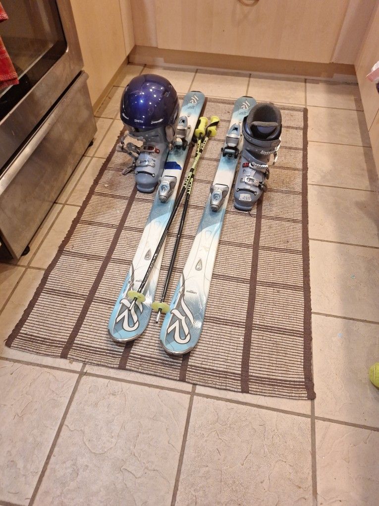 139cm K2 Skis Lange Boots 24.5 Helmet And Poles