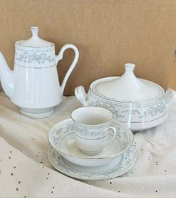 CHINA Noritake full SERVICE for 10 plus Tea/Coffee cream/sugar plus Casserole dishes 🪻 Blue Lavendar floral accent