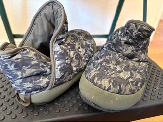 Size 1 kids north face winter insulated shoes