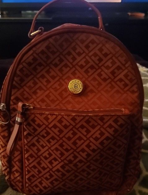 TOMMY HILFIGER SMALL BURGUNDY BACKPACK