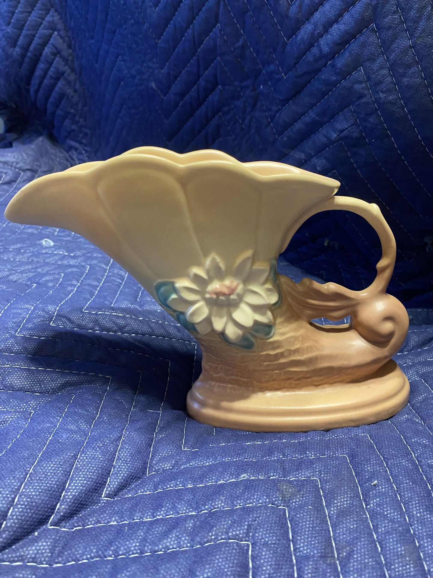 Vintage HULL Art Pottery L-7 6 1/2" Water Lily Cornucopia Vase Foil Label