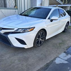 2018 Toyota Camry •SE Sedan 4D