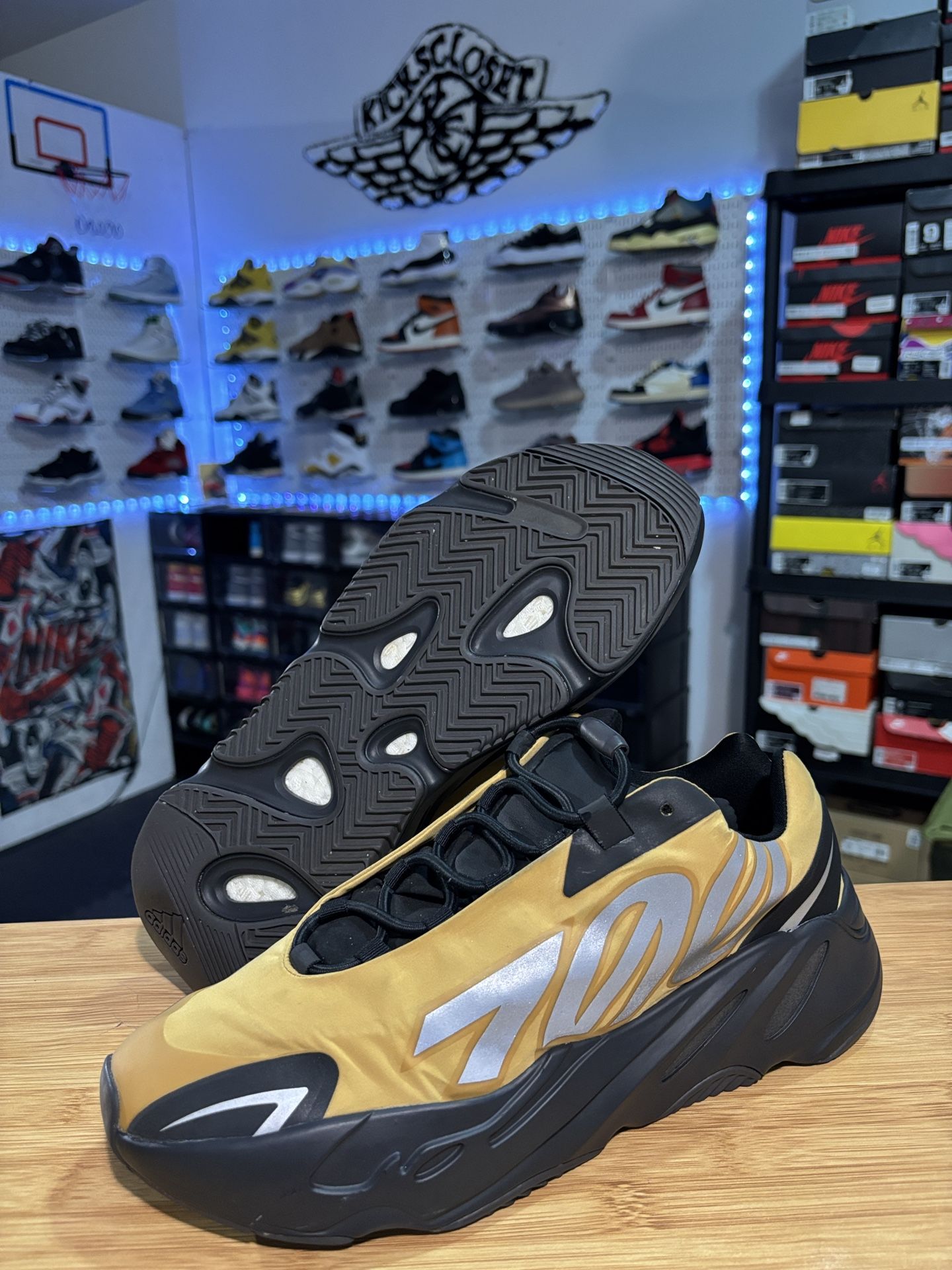 ADIDAS YEEZY 700 MNVN SIZE 12