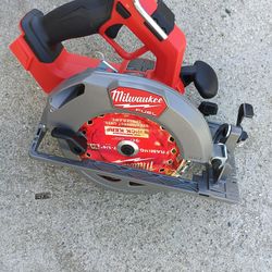 Milwaukee
M18 FUEL 18V Lithium-Ion Brushless Cordless 7-1/4 in. Circular Saw (Tool-Only) solo se provo