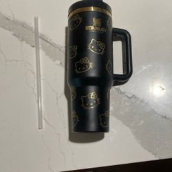 40oz Stanley Cup Hello Kitty
