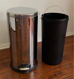 (New) Seville Classic Stainless Steel Round Step on Kitchen Trash Can