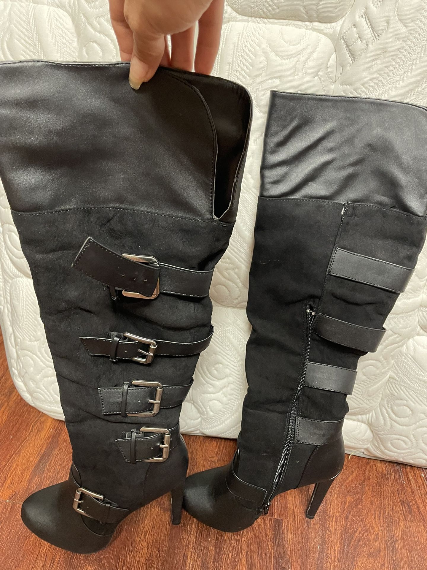 Black Heeled Boots 