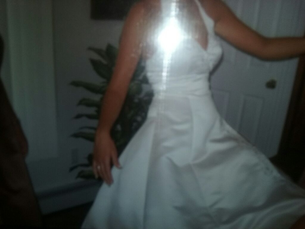 Gorgeous wedding gown worn for very few hours right away preserved in the Box