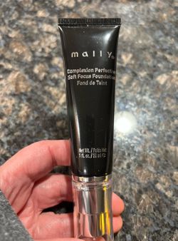 NEW MALLY COMPLEXION PERFECTION SOFT FOCUS FOUNDATION IN LIGHT $10!!