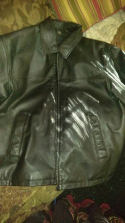 Like NEW BLACK LEATHER JACKET MEN'S SIZE MED TO LARGE