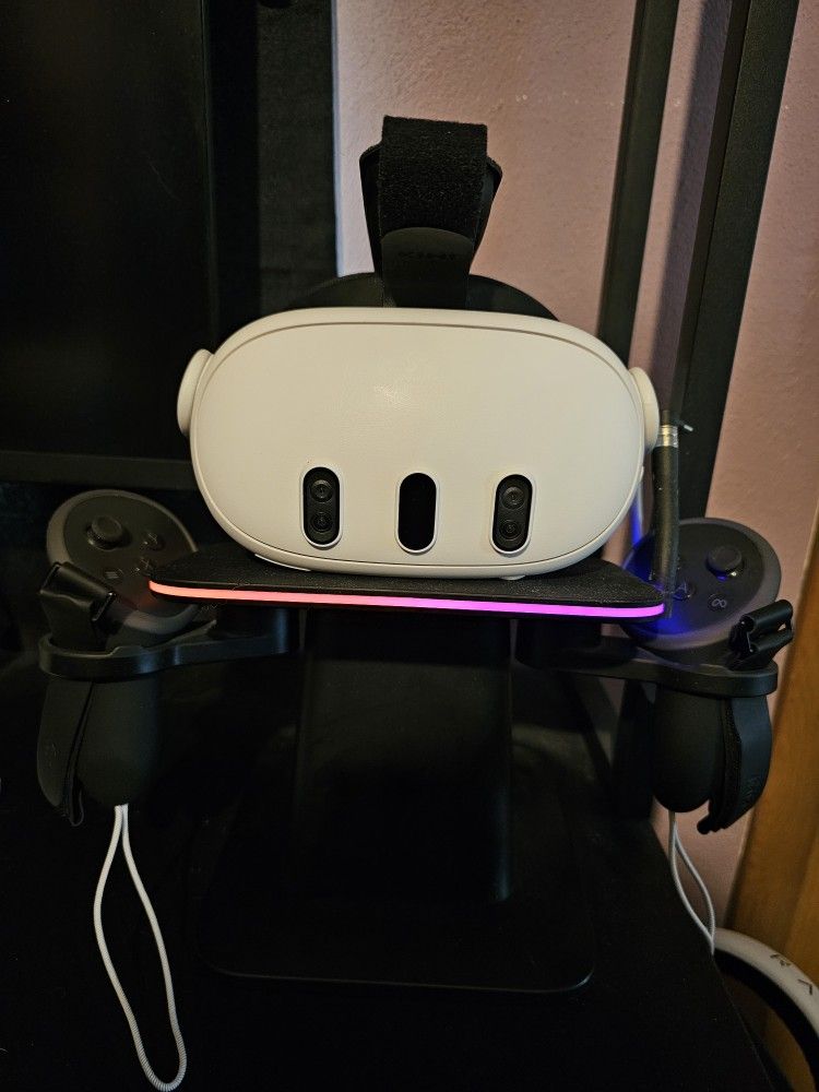 Meta Quest 3 128GB With Charging Station And Headstrap