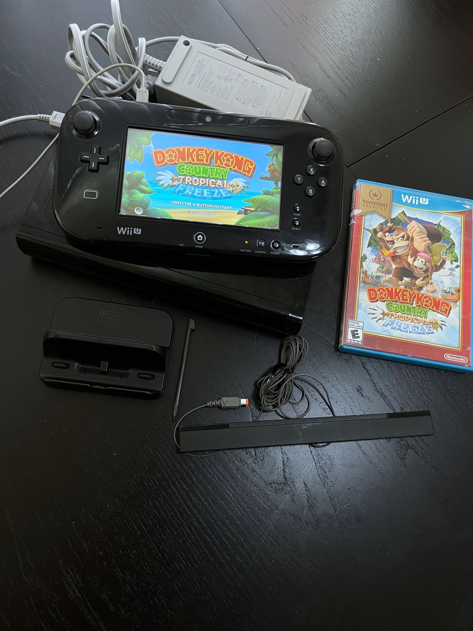 Wii U WITH DONKEY KONG GAME