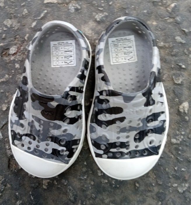 Native Shoes Child 4 "LIKE NEW"