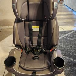 Graco Extend2Fit 2-in-1 Convertible Car Seat