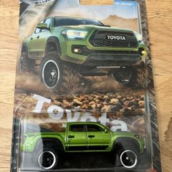 Hot Wheels ‘20 Toyota Tacoma Silver Series 2/5